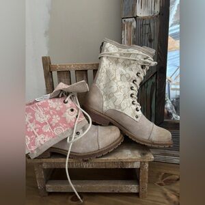 Roxy Surf Co. Leather/Lace Combat Boots Lace Up Sz 8 Worn ONCE!